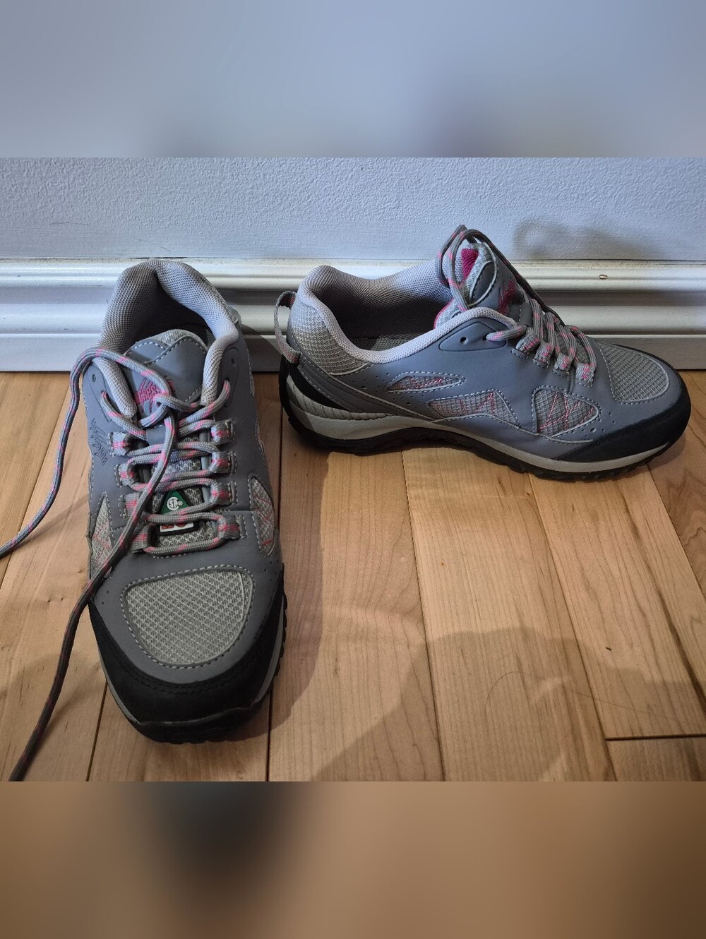 Like new Aggressor women's size 6.5 steel toed shoes
